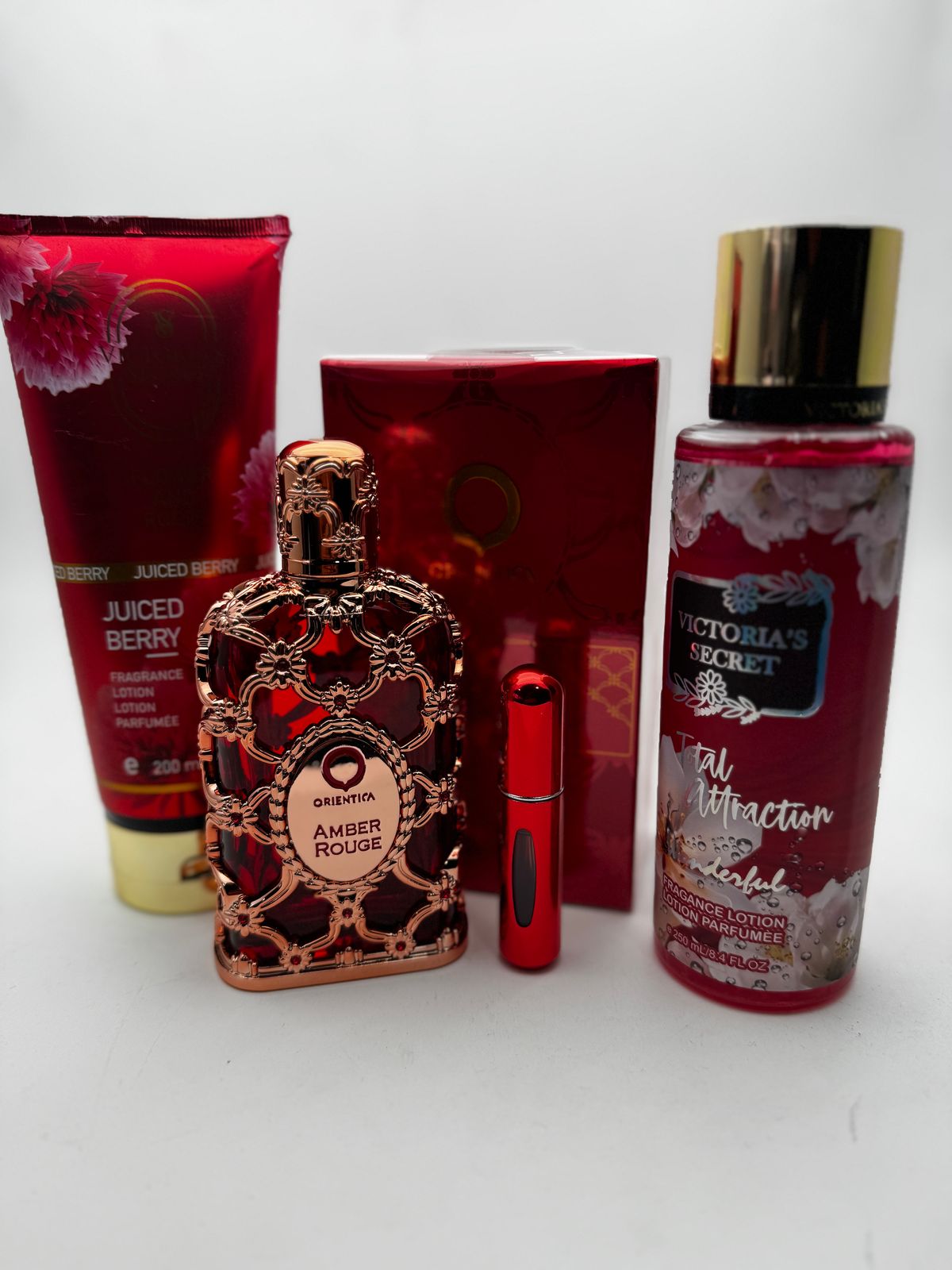 Mega Combo seductor: Amber Rouge + Perfumero. GRATIS: Crema y Splash Victoria Secret